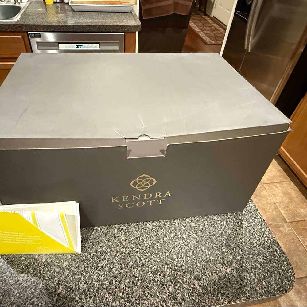 Kendra Scott
Large Antique Brass Jewelry Box In White Lacquer - Picture 8 of 12